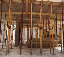 Elevation des murs apr&egrave;s pose des coffres volets  une partie de la dalle de l'&eacute;tage a &eacute;t&eacute; aussi coul&eacute;e