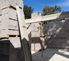 Elevation des murs apr&egrave;s pose des coffres volets  une partie de la dalle de l'&eacute;tage a &eacute;t&eacute; aussi coul&eacute;e