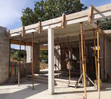 Elevation des murs apr&egrave;s pose des coffres volets  une partie de la dalle de l'&eacute;tage a &eacute;t&eacute; aussi coul&eacute;e