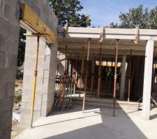 Elevation des murs apr&egrave;s pose des coffres volets  une partie de la dalle de l'&eacute;tage a &eacute;t&eacute; aussi coul&eacute;e