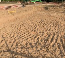 Démarrage des fouilles et pose des chaises  quelques tracés sur le sol