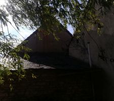 L'empiétement de la grange sur la maison.