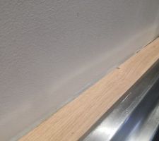 Notre beau plan de travail qui a également bougé, se dacalant et faisant craquer les joints... Le plan de travail se trouve du côté ou le parpaing exterieur a craqué...