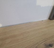 Notre beau plan de travail qui a également bougé, se dacalant et faisant craquer les joints... Le plan de travail se trouve du côté ou le parpaing exterieur a craqué...