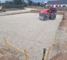 Compacte même si pas obligatoire sur du concassé