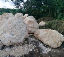 Rochers pour r&eacute;aliser un enrochement c&ocirc;t&eacute; rivi&egrave;re.