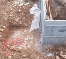Vue globale montrant le premier chaînage vertical qui a été scié, 70 cm le sépare du nouveau.