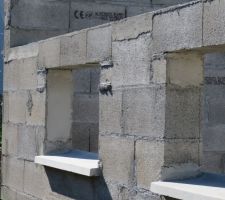 Cette photo pour montrer la qualité de construction : béton qui déborde, moellon mal posé ! Merci à FURTADO Maçonnerie (69)