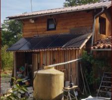 Encore des finitions, mais le plus gros est fait.
Le bardage en mélèze vertical à mettre et aligner les panneaux photovoltaïques