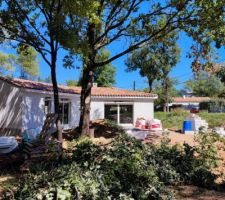 La maison est maintenant presque Hors d'air ( il manque la fenetre de la cuisine en attente de rehausse de la maçonerie)