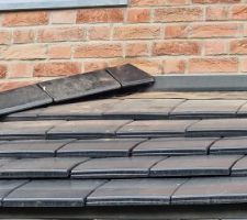 Tuiles écaillées 
Mal alignées 
Tou entre la pose des tuiles