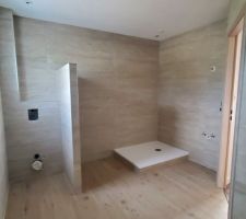 Salle de bain du haut : douche / WC