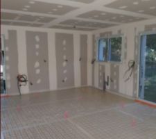 Pièce de vie en attente chappe