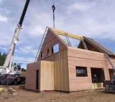 Les blocs de toit sont juste posés, le lendemain ils font les fermes à l'intérieur.