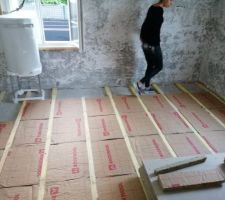 Pose en cours de 45mm de laine de roche dans la chambre. Impossibilit&eacute; d'y ajouter plus &agrave; cause des contraintes dans la r&eacute;novation.