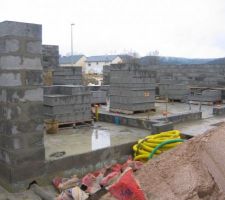 Vue garage &agrave; gauche, entr&eacute;e &agrave; droite de la photo