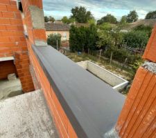 Pose des appuis de fenêtre gris