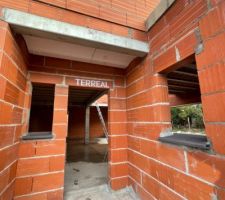 Pose des appuis de fenêtre gris