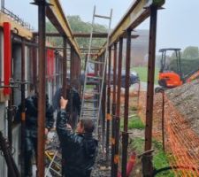 Coffrage pour dalle et terrasse dans des conditions très difficiles, pluie et froid.