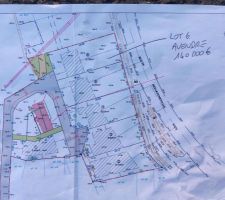 Le terrain qui nous int&eacute;resse et le seul encore disponible est le lot Num&eacute;ro 6, celui le plus en haut de la photo.