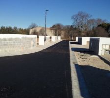 La route est enfin goudronn&eacute;e... Ca avance!
Notre entr&eacute;e est la 4&egrave;me &agrave; gauche :-)