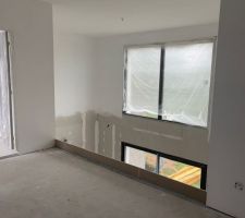 Vue sur le vide sur séjour depuis la coursive