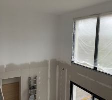 Vue sur le vide sur séjour  depuis la coursive