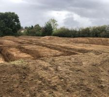 Garage premier plan, maison 2nd plan