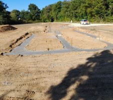 Maison 1er plan, garage 2nd plan