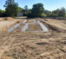 Garage 1er plan, maison 2nd plan