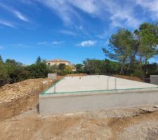 Encore 1 semaine à attendre et la dalle sera fin sèche pour attaquer les murs