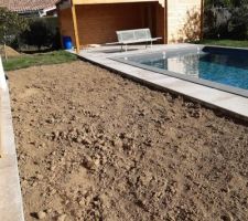 Ajout de terre de remblai entre maison et piscine