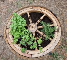 Le tonneau et la roue sont assemblés pour le coin aux aromates