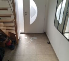 La porte après explosion vue de loin