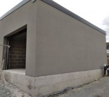 Le garage en gris clair