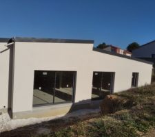 Le reste de la maison en ton pierre