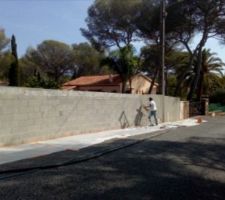 Arrivée des façadiers pour enduire le mur de clôture...Pas de chance il y aura de la pluie ce WE dans le Var, seule la sous-couche grise pourra être réalisée