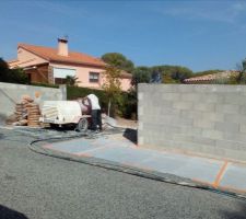 Arrivée des façadiers pour enduire le mur de clôture...Pas de chance il y aura de la pluie ce WE dans le Var, seule la sous-couche grise pourra être réalisée