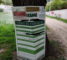 Et un petit lien du forum sur le panneau du permis de construire :)