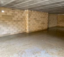 Pose du plancher en dalles de béton alvéolaire au rez-de-chaussée