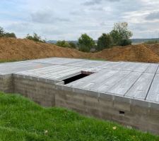 Pose du plancher en dalles de béton alvéolaire au rez-de-chaussée