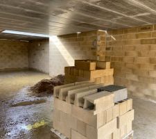 Pose du plancher en dalles de béton alvéolaire au rez-de-chaussée