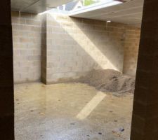 Pose du plancher en dalles de béton alvéolaire au rez-de-chaussée