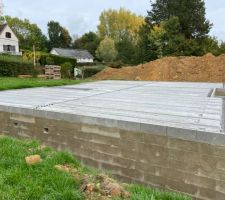 Pose du plancher en dalles de béton alvéolaire au rez-de-chaussée
