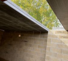 Pose du plancher en dalles de béton alvéolaire au rez-de-chaussée