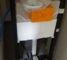Reste la cloison à installer derrière les wc et le coffrage