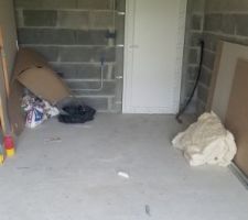 Garage.
La on a du taf.
Carrelage au sol.
Cr&eacute;ation d une buanderie