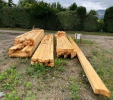 Livraison des éléments de la charpente tradi: tout à été découpé et usiné en atelier.
Ca devrait ce monter pile poile