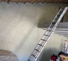 J'ai mis de l'enuit Mono'Air de Parexlanko sur le mur de jonction entre le garage et la maison