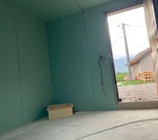 Pendant que le collègue faisait la partie maison, on a isolé/plaqué avec mon beau père la partie garage/mezzanine et pool house